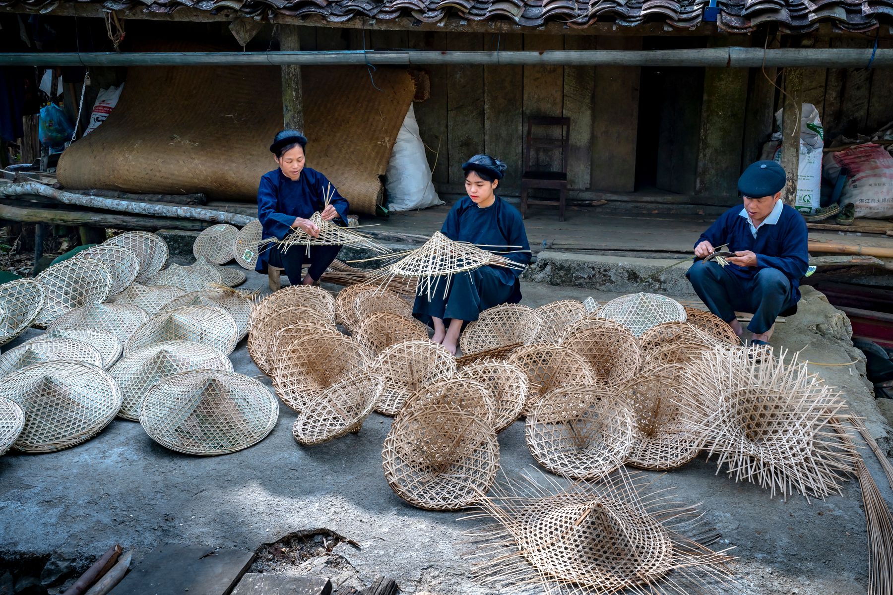 &ldquo;Cảnh đan tre ở l&agrave;ng Việt&rdquo;