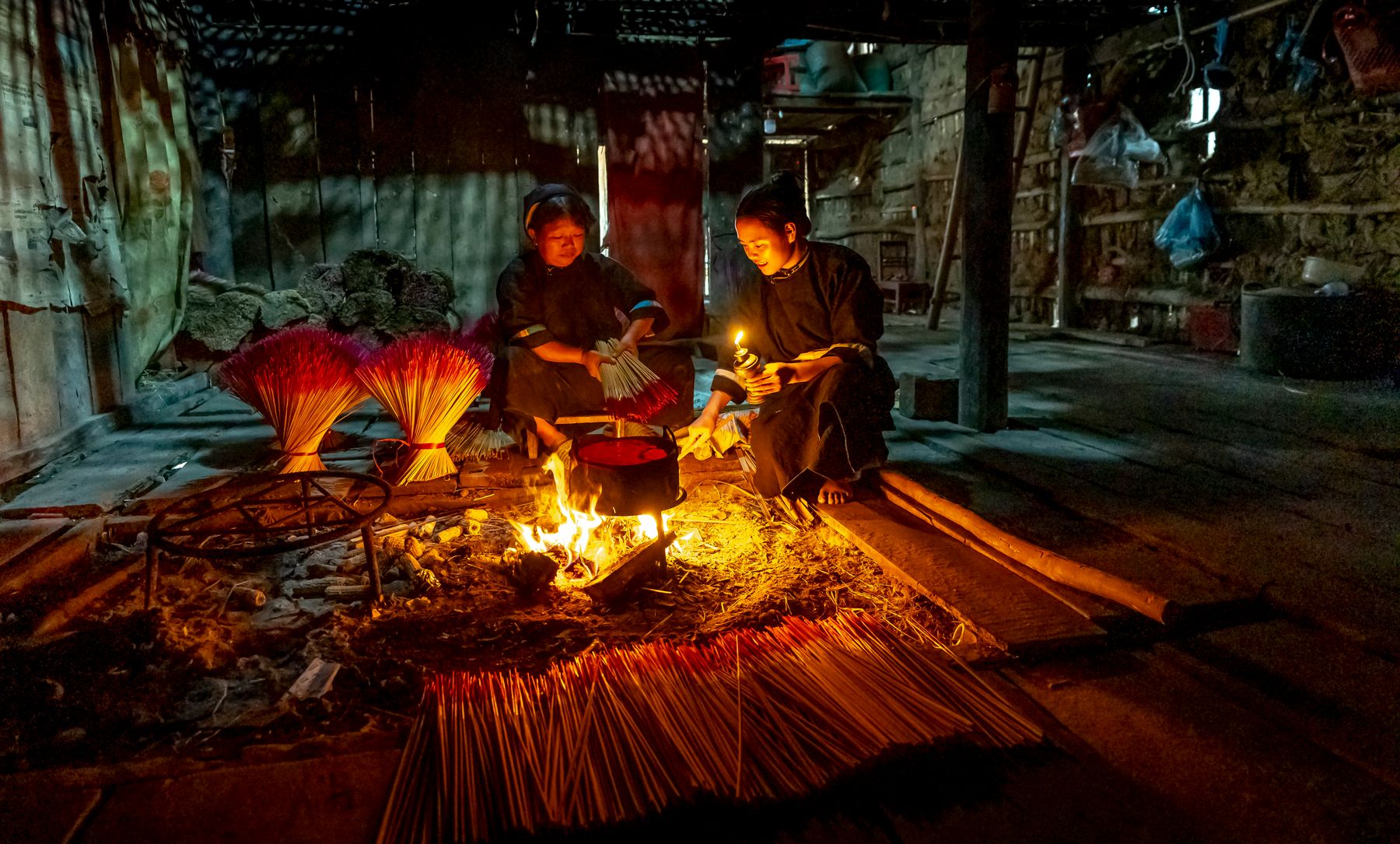 "Xưởng l&agrave;m hương về đ&ecirc;m"