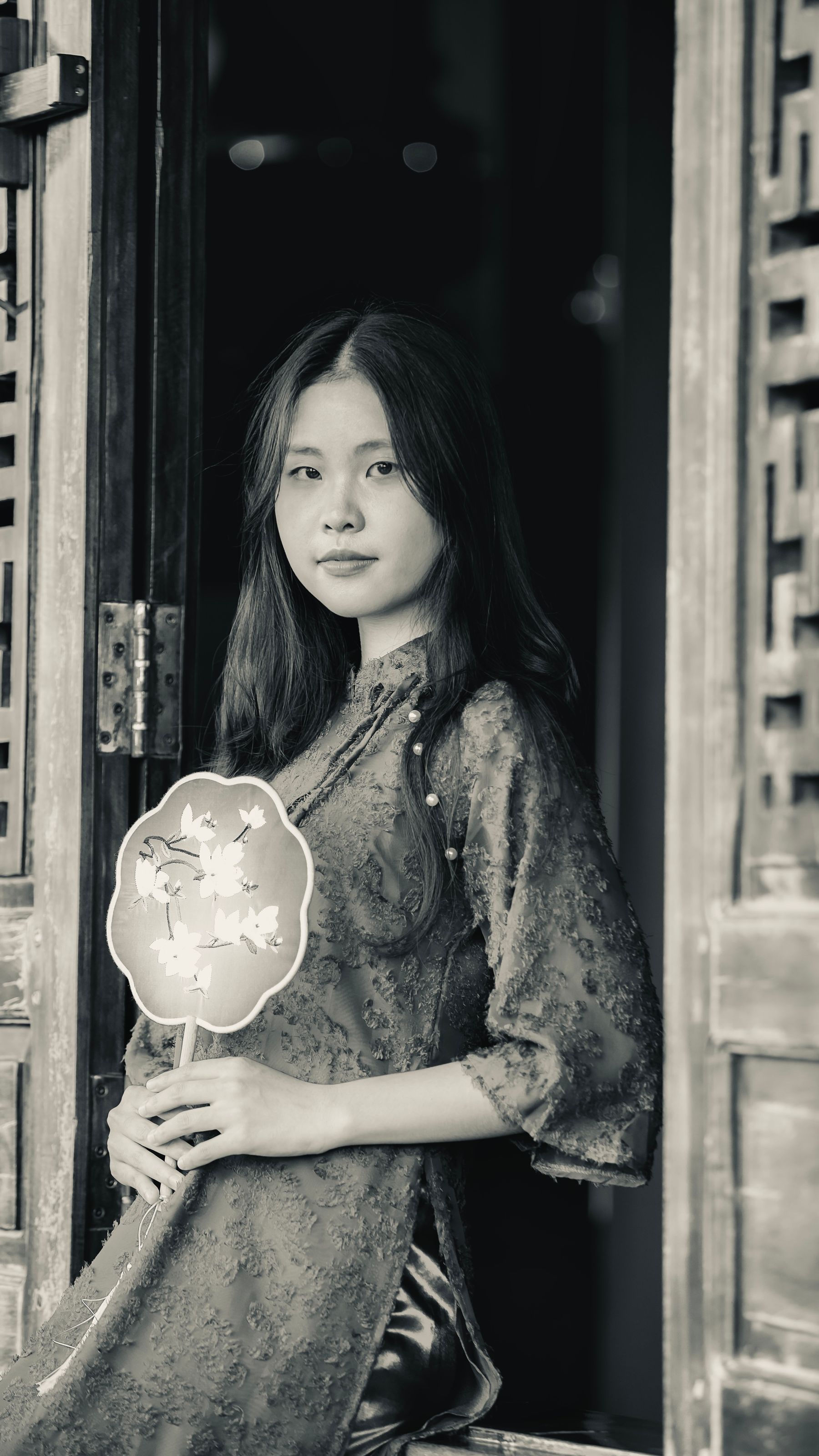 "Ch&acirc;n dung &aacute;o d&agrave;i đen trắng"