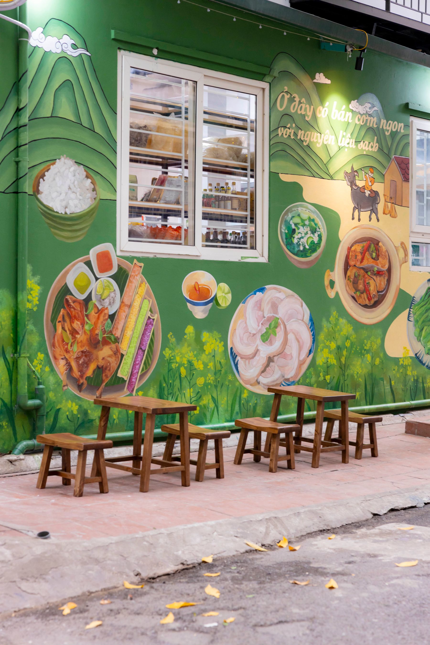 "Bức tranh tường g&oacute;c phố v&agrave; chiếc ghế gỗ"