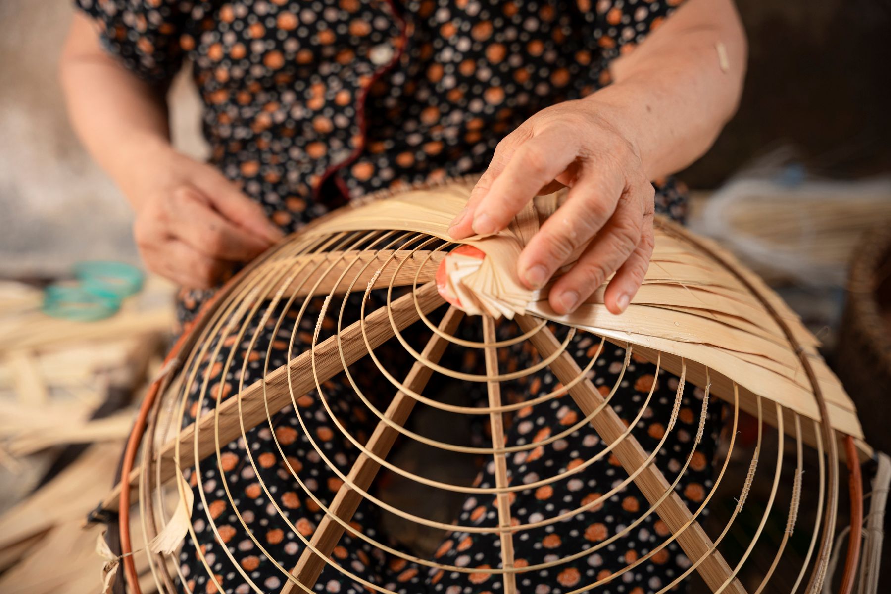 Bàn tay và chi tiết tre trong nghề đan tre ở Hà Nội, Việt Nam